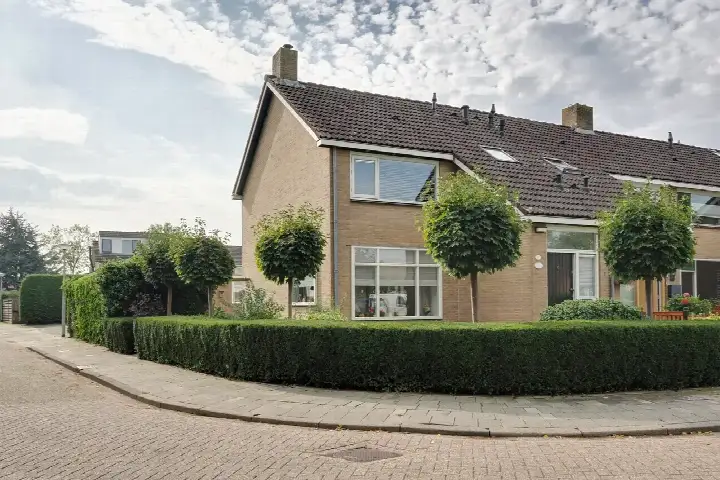 Corner house for sale: Dokter Pinxterplantsoen 1, Wervershoof Centrum Wervershoof