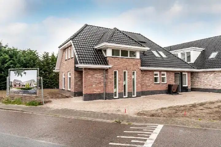 Vrijstaande woning te koop: Domstraat 10, Holkerveen Nijkerkerveen