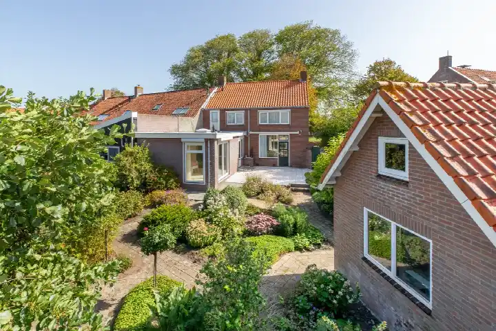 Corner house for sale: Dorpsplein 14, Koudekerke Koudekerke