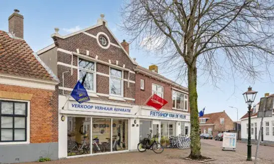 Corner house for sale: Dorpsplein 18-20, Koudekerke Koudekerke