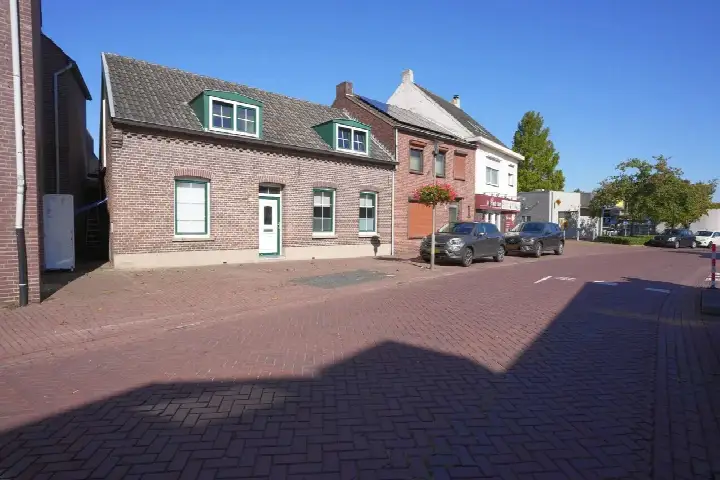 Terraced house for sale: Dorpsstraat 42, Heel Heel