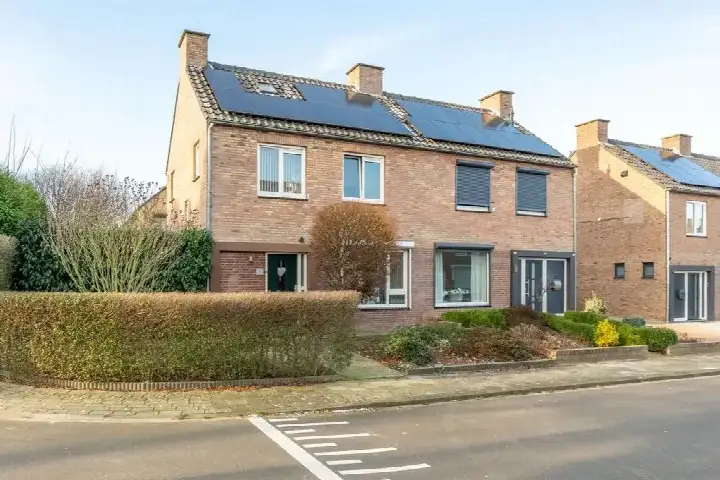 Twee-onder-één-kap te koop: Dorpstraat 15, Buchten Buchten
