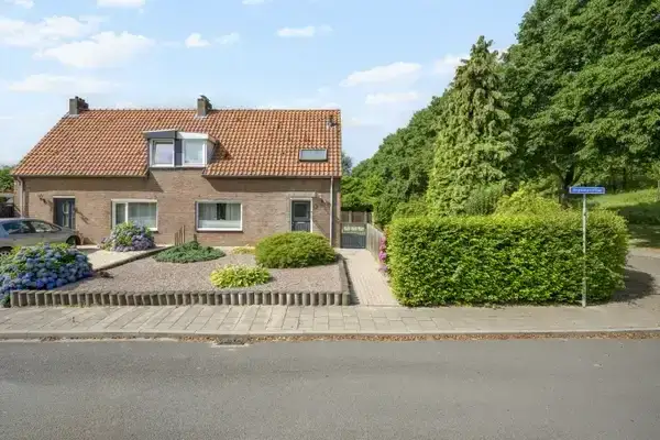 Tussenwoning te koop: Dorpstraat 2, Buchten Buchten