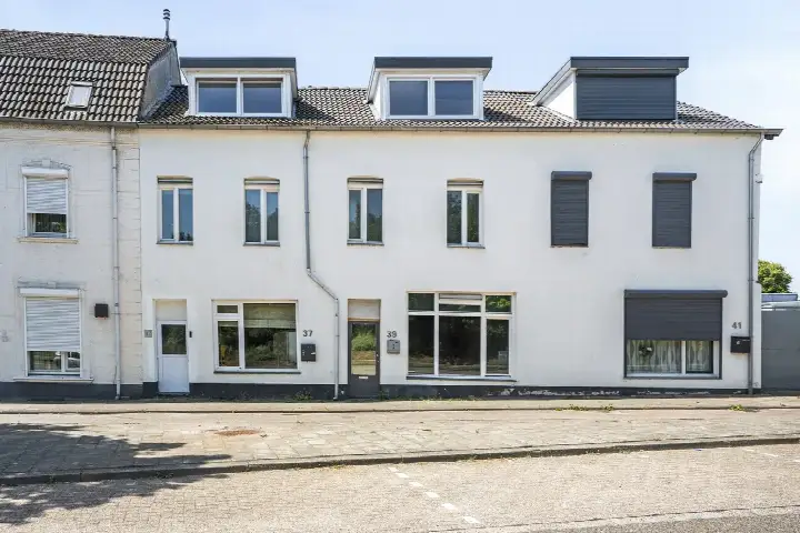 Vrijstaande woning te koop: Dorpstraat 37, Buchten Buchten