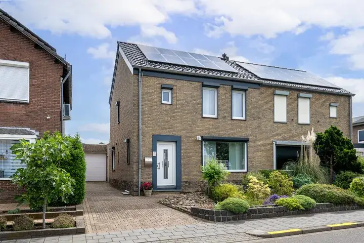 Twee-onder-één-kap te koop: Dorpstraat 52, Oud Nieuwenhagen Landgraaf