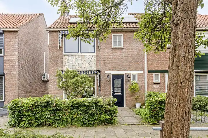 Corner house for sale: Douwes Dekkerstraat 11, Winklerplein-Zuid Sliedrecht