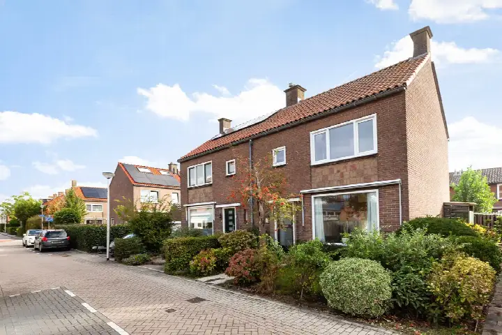 Twee-onder-één-kap te koop: Dr. A. de Haanstraat 10, Oud-Alblas-Dorp Oud-Alblas