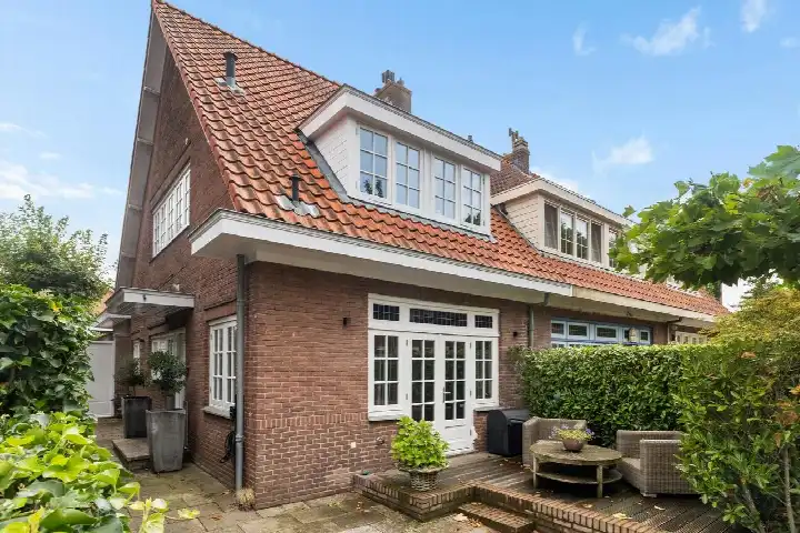 Hoekwoning te koop: Dr C A Gerkestraat 26, Brederode- Gerkestraat e.o. Zandvoort
