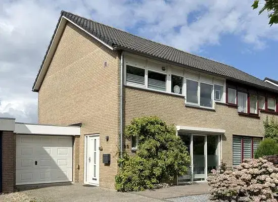 Tussenwoning te koop: Dr. Poelsstraat 23, Standdaarbuiten Standdaarbuiten