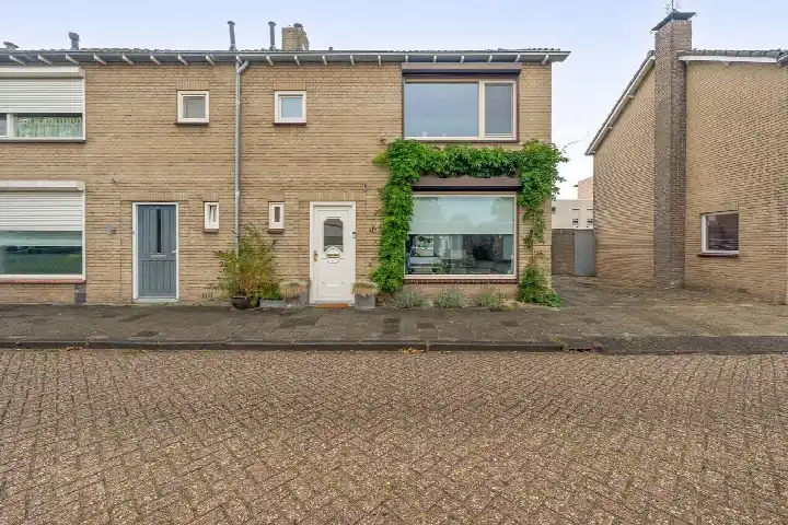 Corner house for sale: Dr. Ringersstraat 10, Antoniusparochie Waalwijk