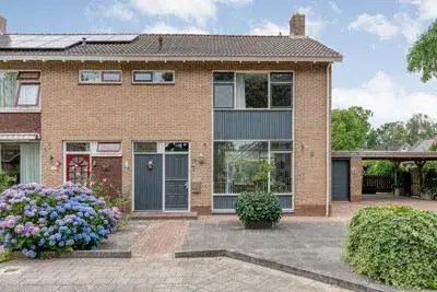 Twee-onder-één-kap te koop: Dr. van den Bergstraat 10, Vogelbuurt Nijeveen