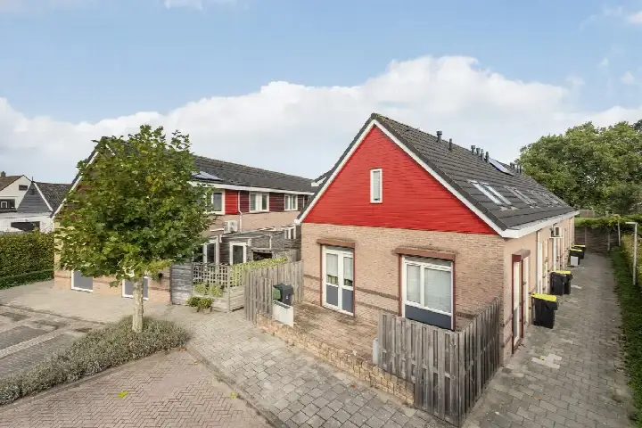 Terraced house for sale: Driekus van der Giessenhof 9, Klaaswaal Woonkern Klaaswaal