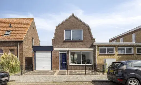 Twee-onder-één-kap te koop: Ds. Jan Scharpstraat 10, Kern Axel Axel