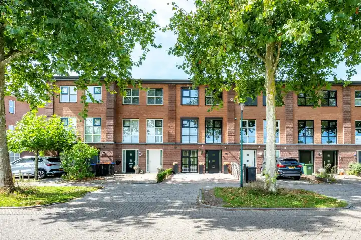 Tussenwoning te koop: Edelsteen 184, Stenen Houten