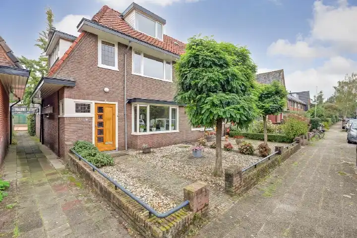 Corner house for sale: Edisonstraat 33, Leusderkwartier-West Amersfoort