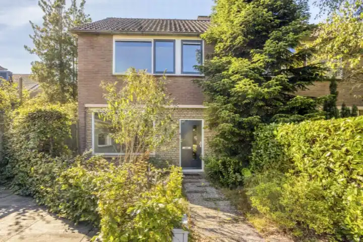 Hoekwoning te koop: Eduard van Beinumlaan 83, Dieren-West boven spoorlijn Dieren