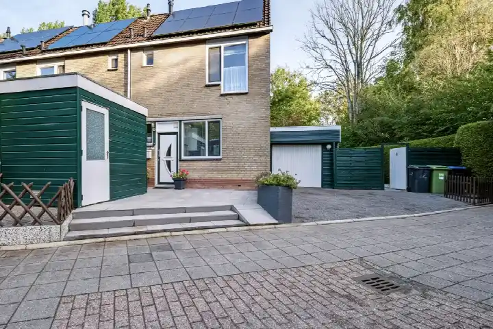 Corner house for sale: Edzemaheerd 37, Beijum-West Groningen
