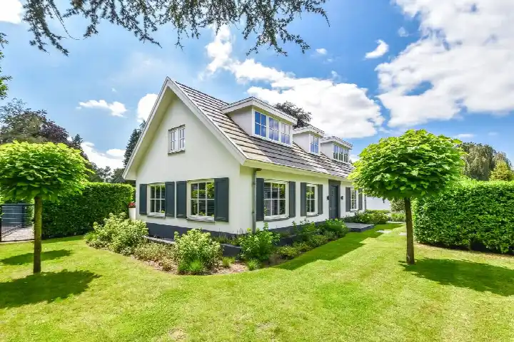 Corner house for sale: Eemnesserweg 102, Zevenend Laren