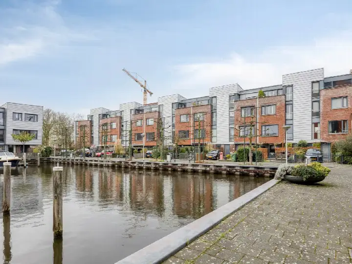 Tussenwoning te koop: Elly Kerckhoffskade 12, Gasthuiswijk Leiden