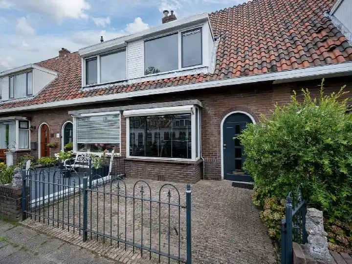 Tussenwoning te koop: Emmalaan 110, Emmalaan Alphen Aan Den Rijn