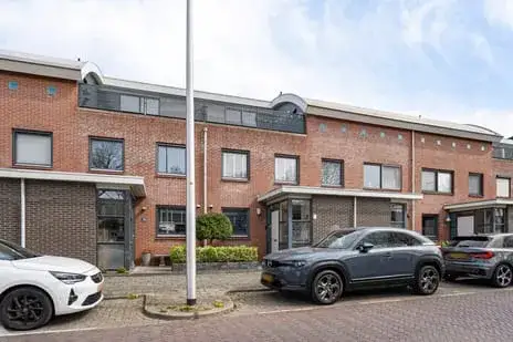 Tussenwoning te koop: Emmalaan 68A, Emmalaan Alphen Aan Den Rijn