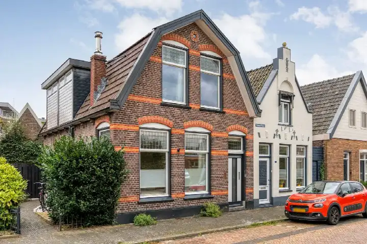 Twee-onder-één-kap te koop: Emmastraat 3, Koninginnebuurt Meppel