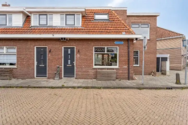 Corner house for sale: Emmastraat 34, Brunnepe Kampen