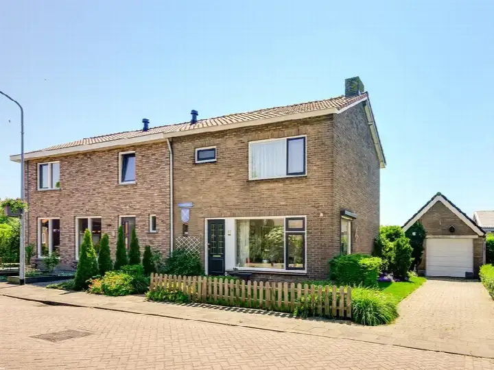 Twee-onder-één-kap te koop: Emmastraat 62, Den Bommel woonkern Den Bommel