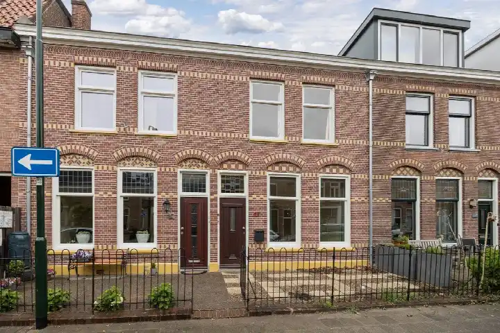 Tussenwoning te koop: Emmaweg 27, Centrum ten zuiden van de Vecht Maarssen