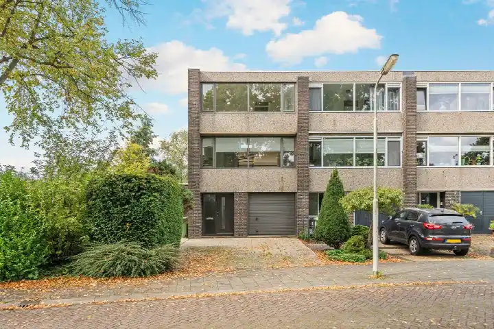 Corner house for sale: Erasmusstraat 4, Snuiverbuurt Krommenie
