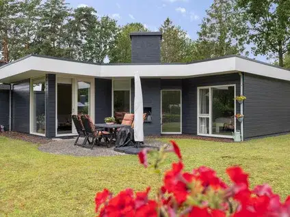 Hoekwoning te koop: Ermerzand 111, Verspreide huizen Erm Erm