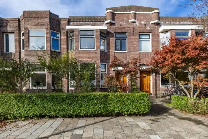 Terraced house for sale: Ernst Casimirlaan 33, Oranjebuurt Groningen