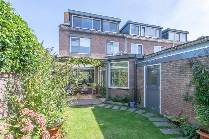 Hoekwoning te koop: Esdoornplantsoen 83, Schoorl met Bregtdorp Schoorl