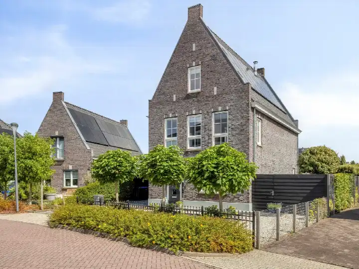 Detached house for sale: Essenlaan 100, Dirksland zuid Dirksland