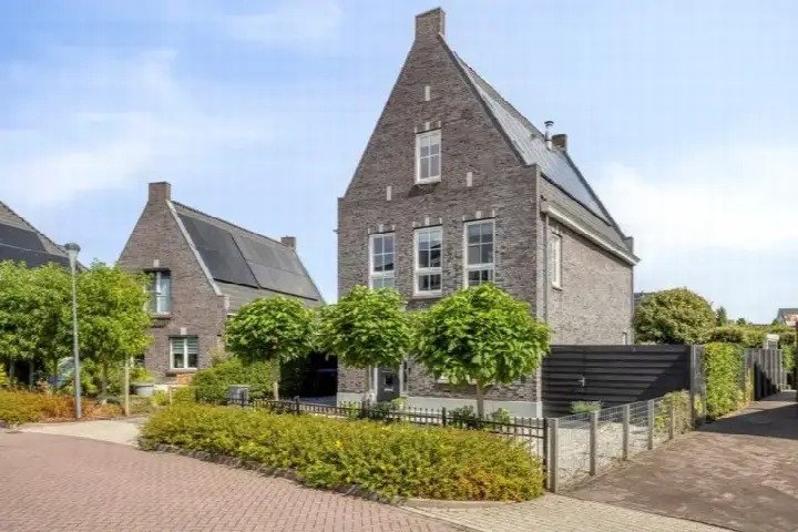 Vrijstaande woning te koop: Essenlaan 100, Dirksland zuid Dirksland