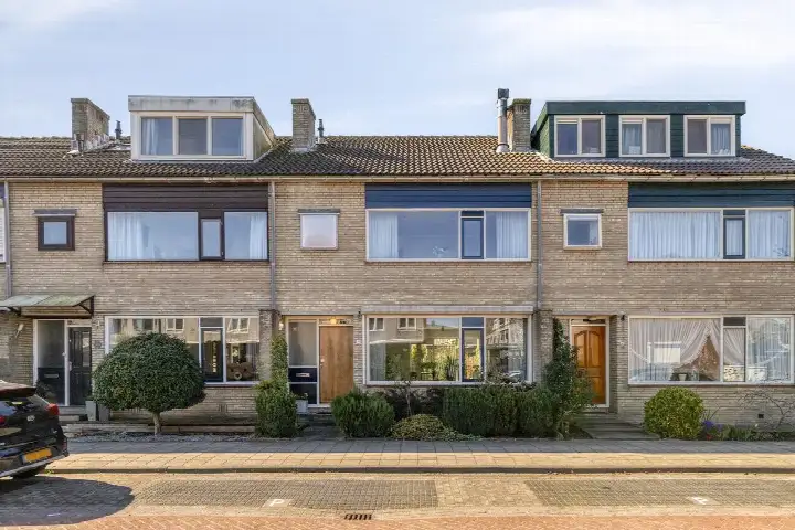 Terraced house for sale: Essenlaan 18, Ouderkerk aan den IJssel Ouderkerk Aan Den Ijssel
