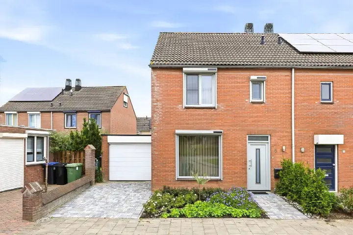Corner house for sale: Europaplein 5, Puienput Hulst