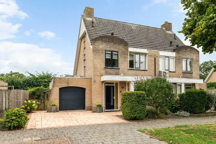 Twee-onder-één-kap te koop: F.J. Ebbensstraat 60, Passewaaij-Noord-West Tiel