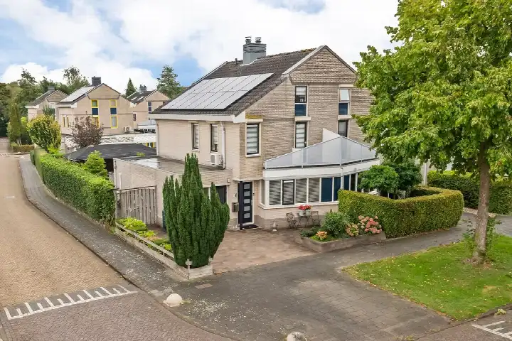 Twee-onder-één-kap te koop: F.J. Ebbensstraat 82, Passewaaij-Noord-West Tiel