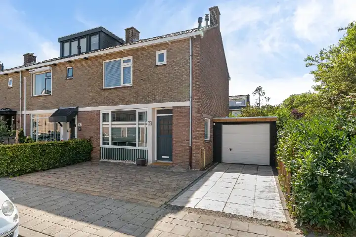 Corner house for sale: Ferdinand Bolstraat 13, Schildersbuurt Zoetermeer