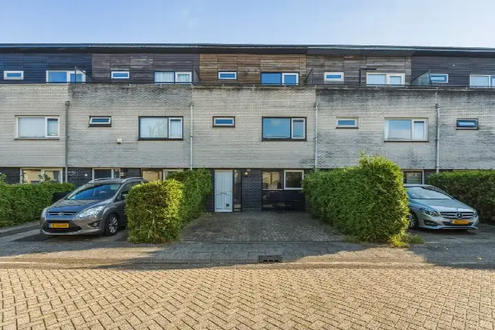 Tussenwoning te koop: Floris Versterstraat 10, Tussen de Vaarten Z.- Noordoost Almere