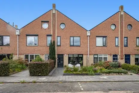 Tussenwoning te koop: Fluitekruid 15, Marknesse-woonkern Marknesse