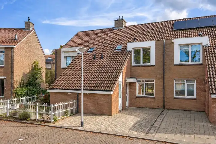 Tussenwoning te koop: Fossielenerf 94, Rennemig Heerlen