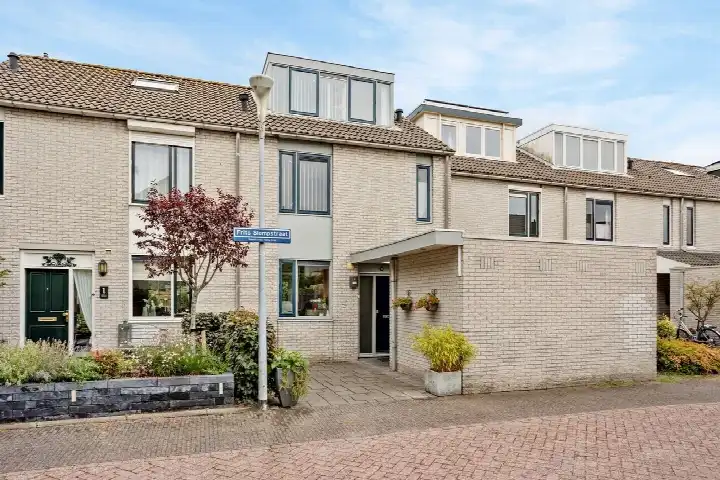 Terraced house for sale: Frits Slompstraat 3, Verzetsheldenwijk Leidschendam
