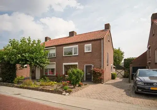 Twee-onder-één-kap te koop: G.M. Poststraat 7, Kern Wamel Wamel