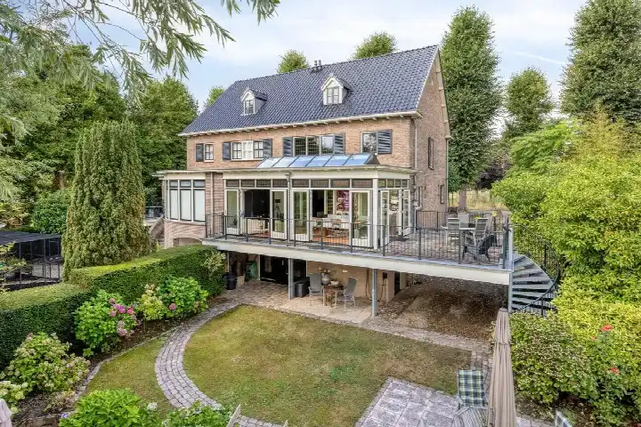 Twee-onder-één-kap te koop: G.W. Lovendaalsingel 24, Binnenstad-Grave Grave
