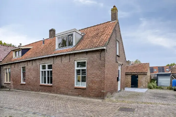 Corner house for sale: Gasthuisstraat 4, Dreischor Dreischor