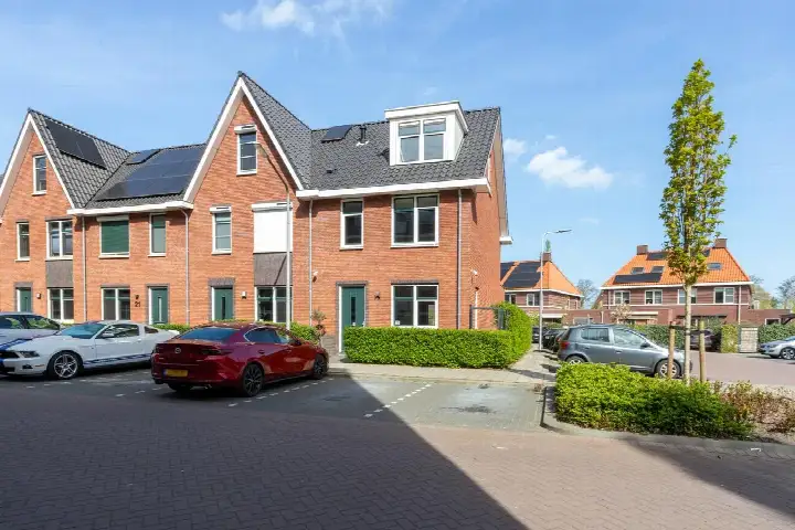 Corner house for sale: Gedenklaan 25, Voorwillenseweg Gouda