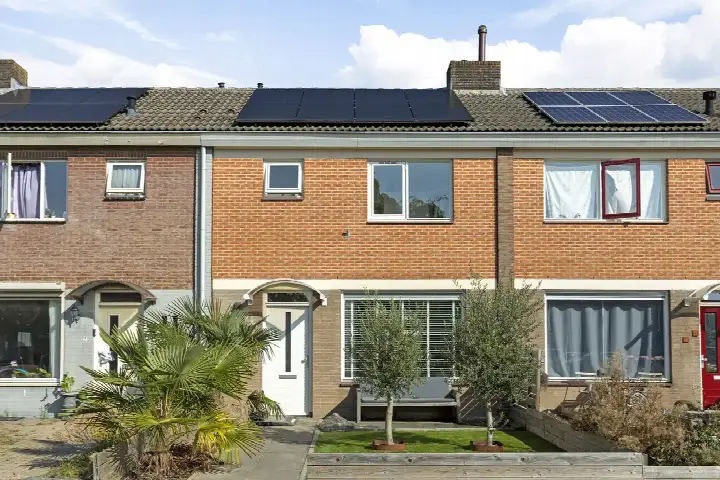 Tussenwoning te koop: Generaal Meijerstraat 27, Kern Axel Axel