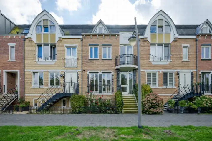 Tussenwoning te koop: Gerard Revesingel 12, Krimwijk Voorschoten